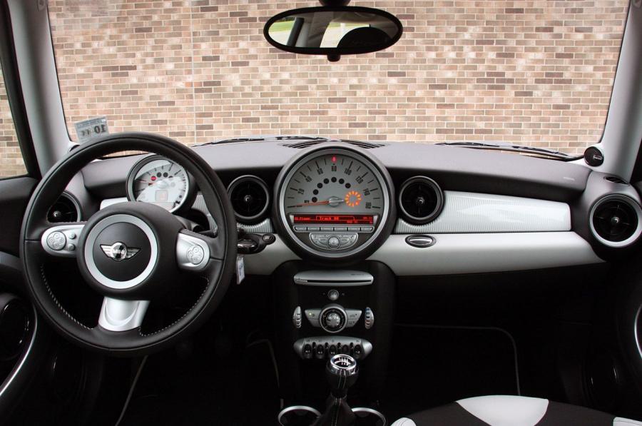  Mini Cooper 50 Camden Edition 2010 года  (фото 36 из 53)